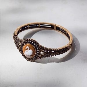 Urban Outfitters Victorian Swan Cameo
Stretch Bangle Bracelet NWOT